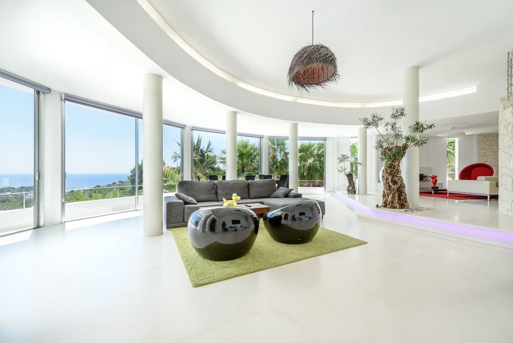 Villa of 600 m2, panoramic sea views.
