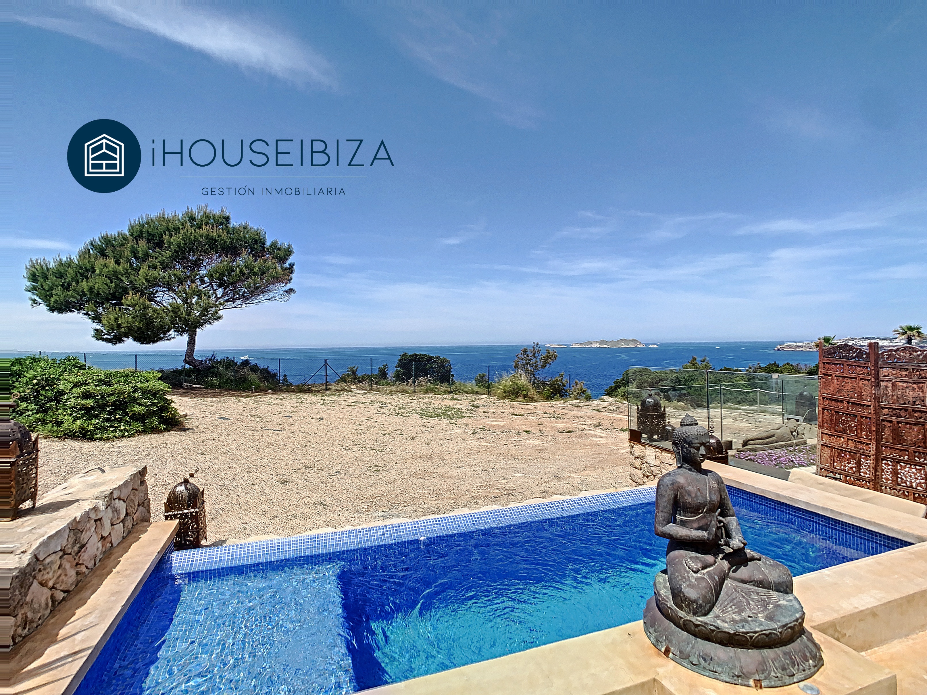 Casa con piscina a sfioro privata di fronte al mare.