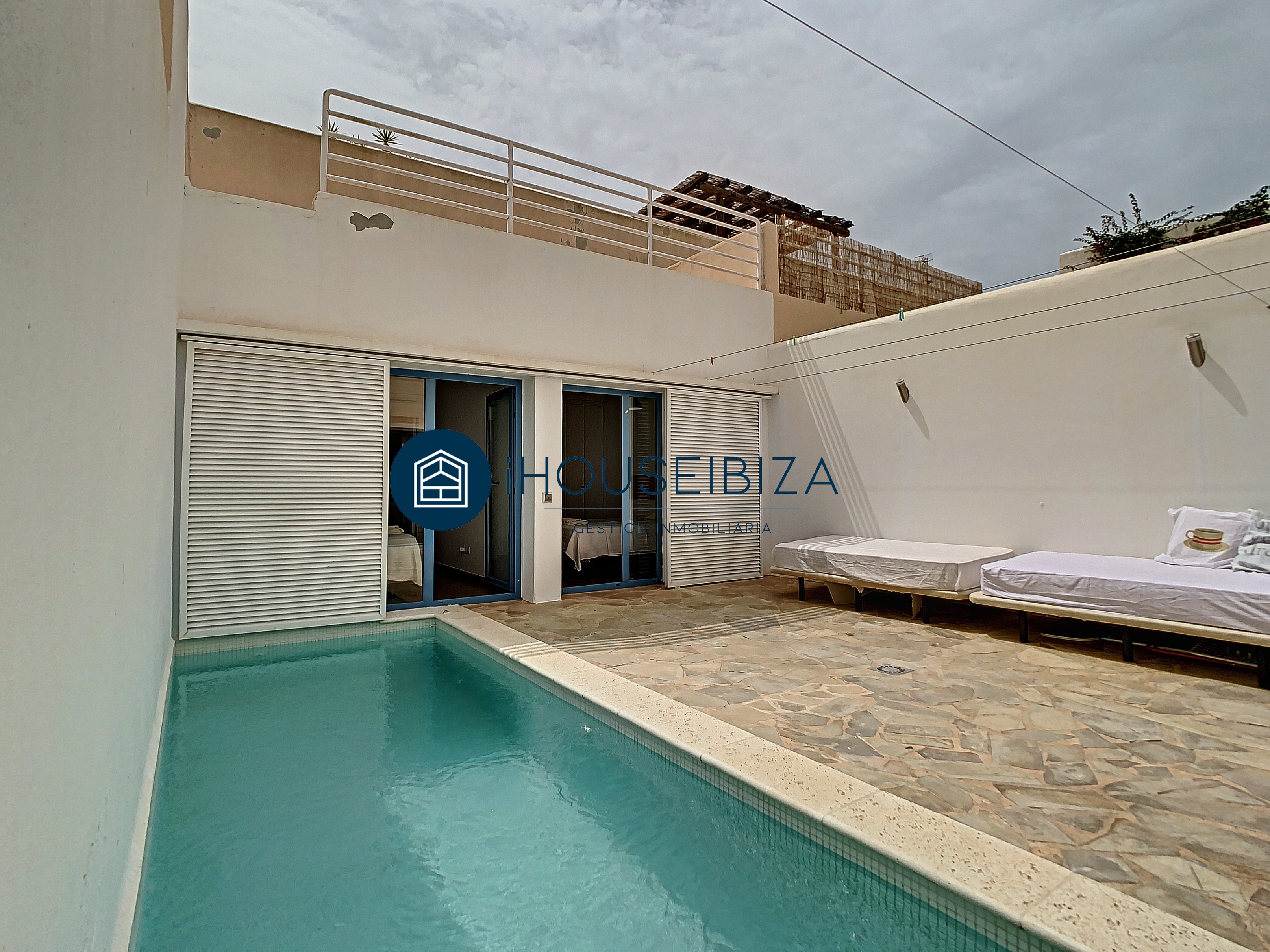 Wonderful HOUSE for SALE with PRIVATE POOL.